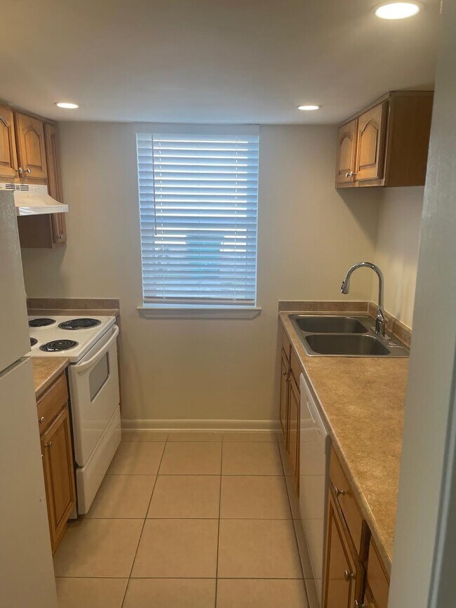 Foto del edificio - 5104 W Esplanade Ave