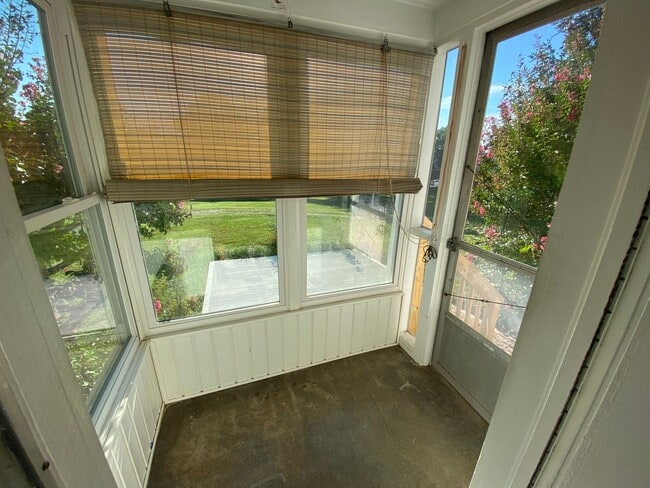Building Photo - 3 Bedroom, 1 Bathroom House in Winston-Salem!