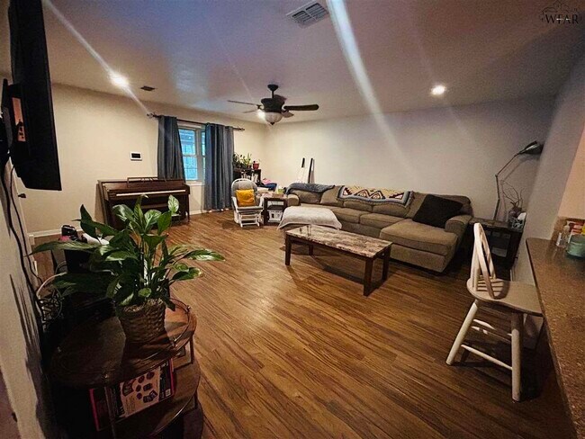 Building Photo - 2905 S Bandera Dr