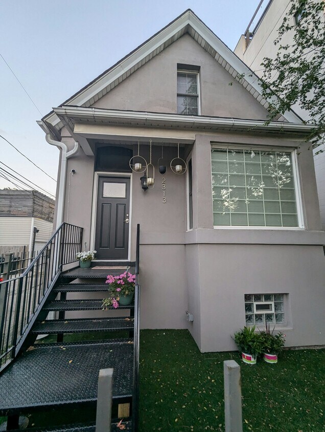 Primary Photo - 2313 West Armitage Avenue