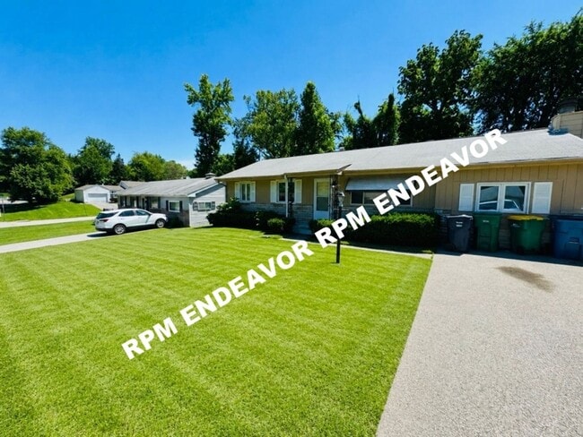 Building Photo - Just Hit the Market — Spacious Layout + Basement Space in St. Louis, Housing Choice Voucher Accep...