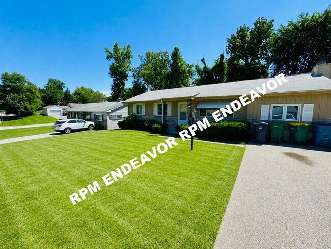 Foto del edificio - Just Hit the Market — Spacious Layout + Basement Space in St. Louis, Housing Choice Voucher Accep...