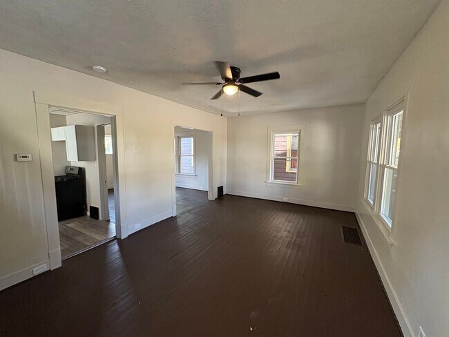 Foto del edificio - Three bedroom one bathroom home for rent