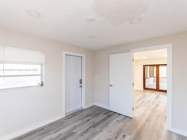 Building Photo - 1553 NE 46th St