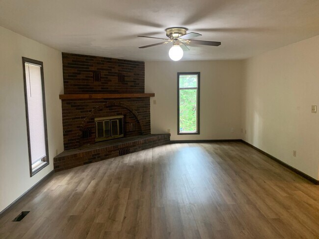 Foto del edificio - 2211 Weathered Rock Rd