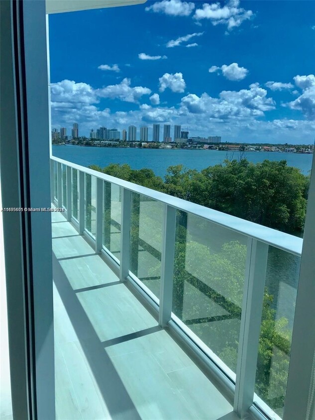 Foto principal - 17111 Biscayne Blvd