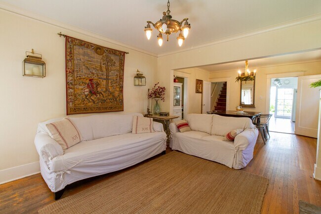 Foto del edificio - Gorgeous NW District House with Stunning Upgrades and Original Charm