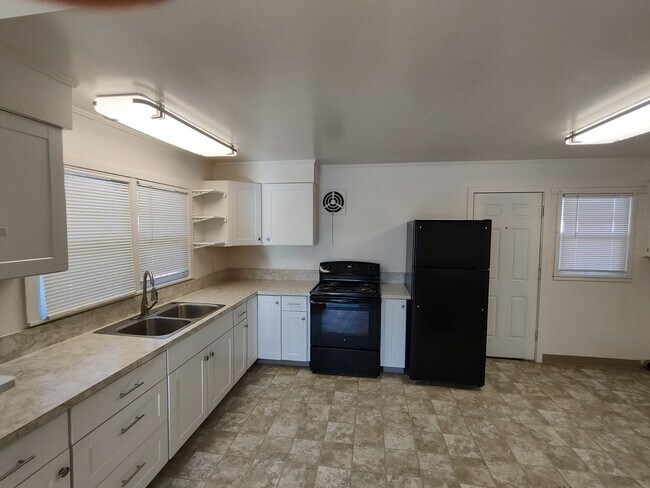 Building Photo - Compton-PM-020-0119-4757-4759