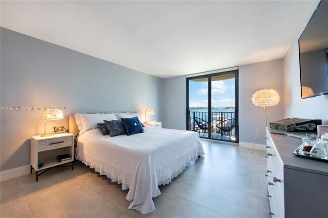 Foto del edificio - 12000 N Bayshore Dr