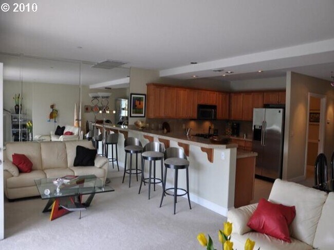 Building Photo - GORGEOUS CONDO IN SELLWOOD - WAVERLY LANDI...