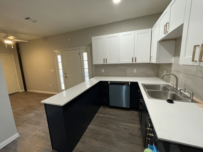 Building Photo - Room in Condo on Carpenter Ave