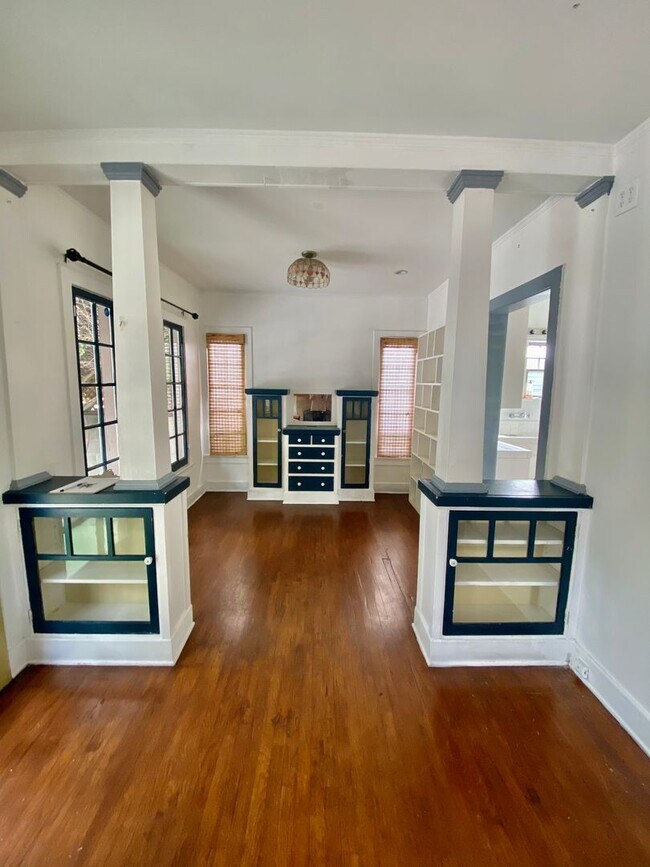 Building Photo - Ventura - Craftsman Cottage Downtown one b...