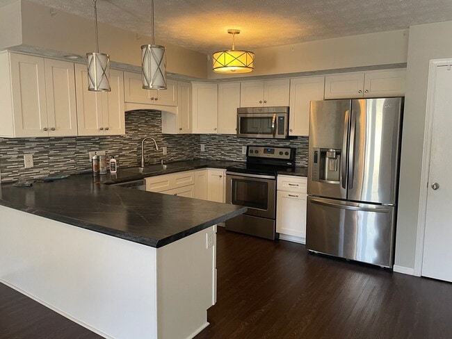 Building Photo - Beautiful, Large Duplex in a quiet Brookvi...