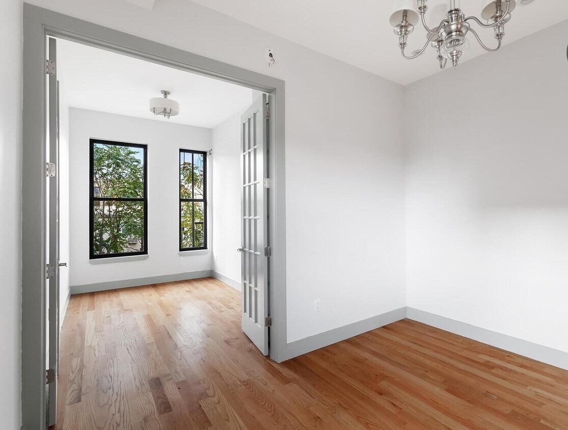 Primary Photo - 219 Troutman St
