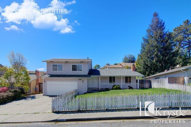 Building Photo - Wonderfully spacious home with incredible,...