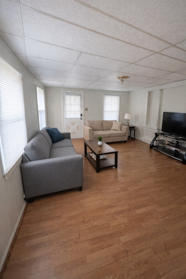 Building Photo - 728 E Market St