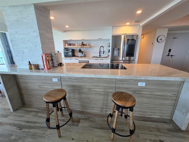 Building Photo - 5550 N Ocean Dr