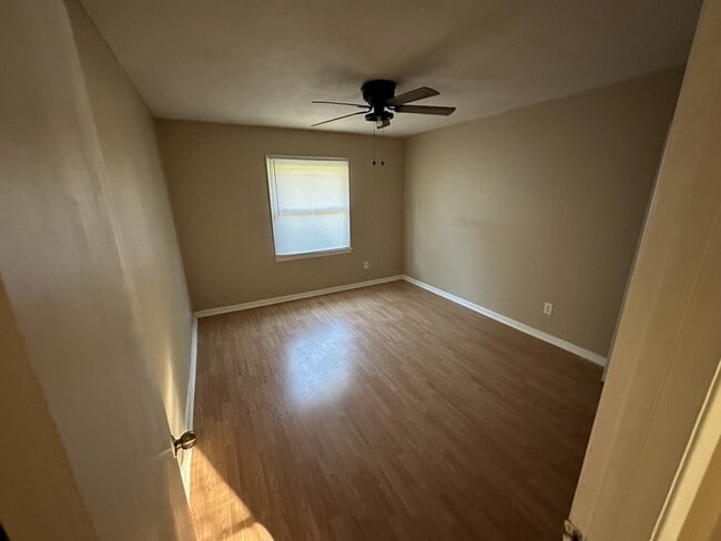 Building Photo - 1315 Royal Manor