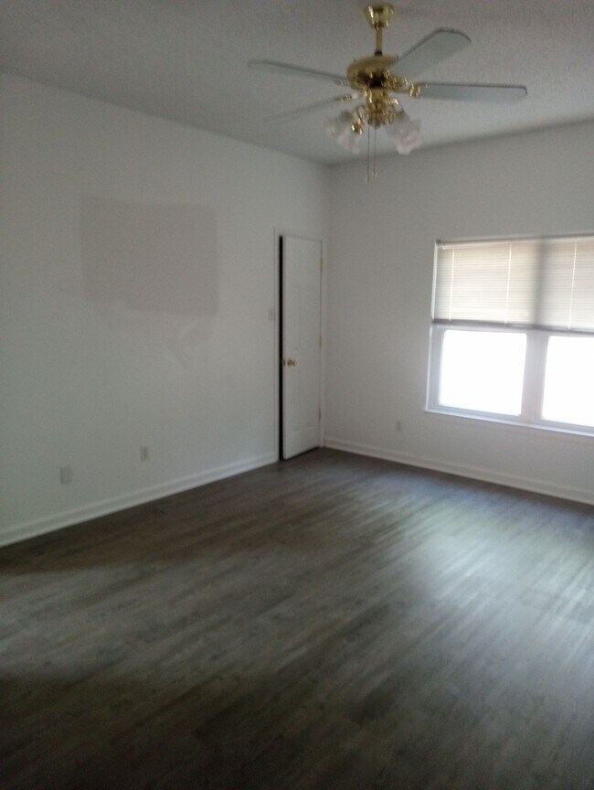 Building Photo - 106 Chariot Ct