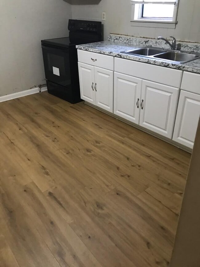 Building Photo - 126 Cox St