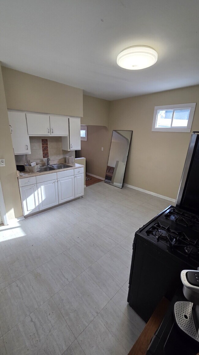 Foto del edificio - "2-Bed Duplex (Unit #4) AVAIL NOW "