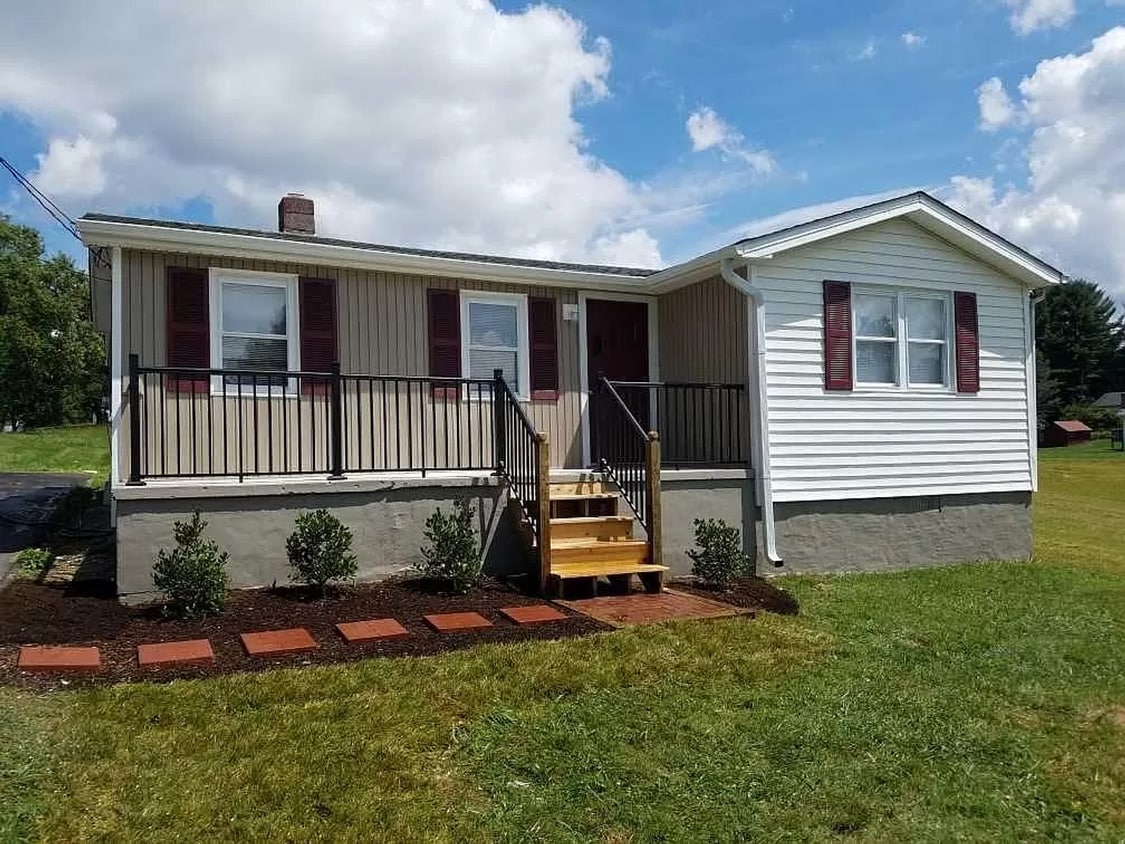 Two Bedroom House With Spacious Yard On Whipple Drive - Two Bedroom House With Spacious Yard On Whipple Drive