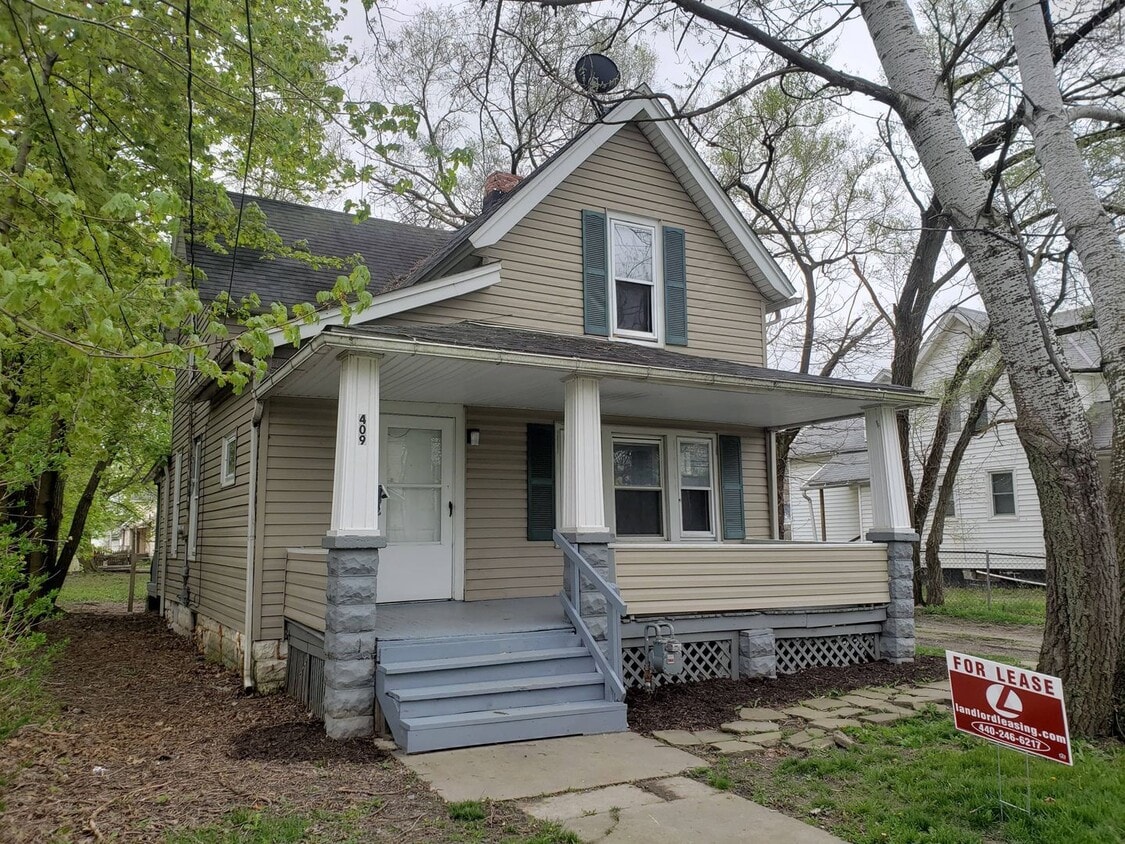 Primary Photo - Nice 4 bedroom colonial with covered front...