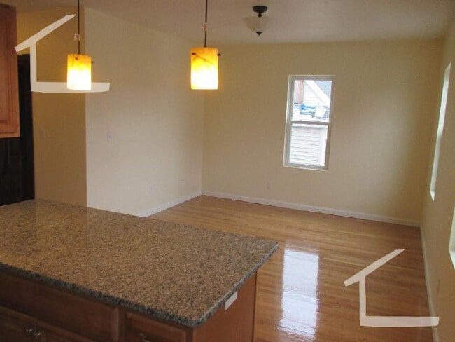 Building Photo - Large pet friendly, sunny, renovated 3 bed unit near Brookline Village.