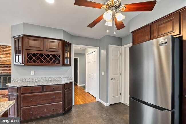 Foto del edificio - 122 Stuart Dr