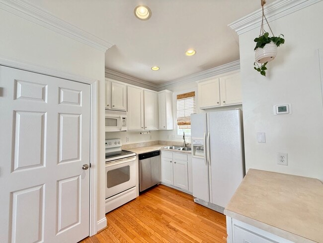 Foto del edificio - **OFFERING WAIVED APPLICATION FEES & $100 ...