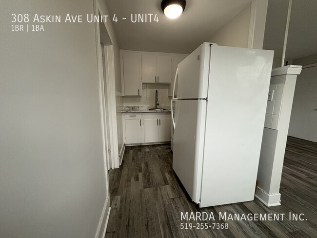 Building Photo - NEWLY RENOVATED 1-BEDROOM/1BATH APARTMENT ...