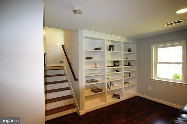 Building Photo - 3035 Holmes Run Rd