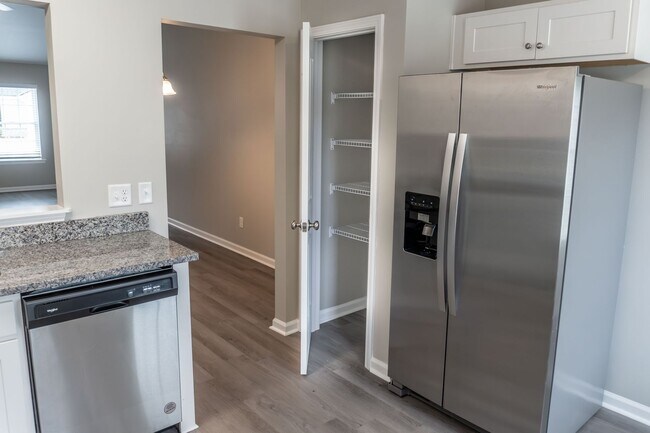 Foto del edificio - NOW LEASING! AVAILABLE MAY 31st!!! ACT FAS...