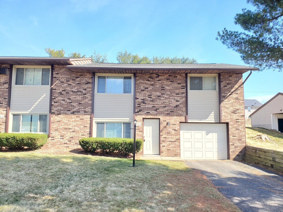 2513 Zircon St NE, North Canton, OH 44720 Townhome Rentals in North