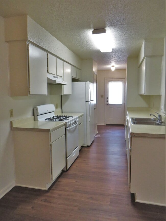 Building Photo - 705