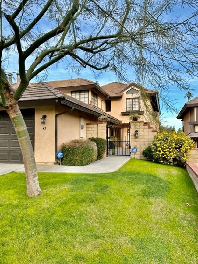 Building Photo - 2323 Easthills Dr