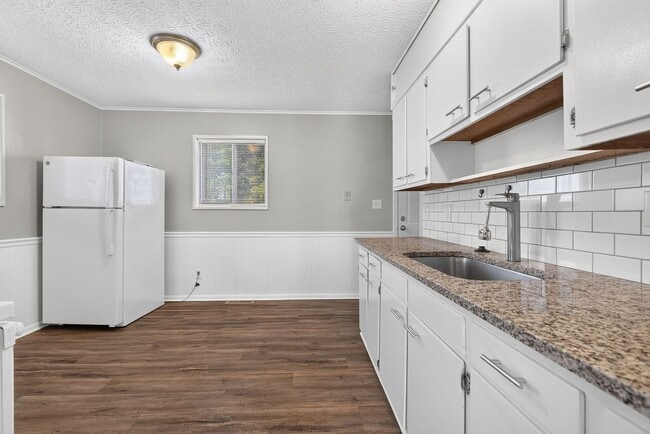 Building Photo - 2956 Valleyview Dr