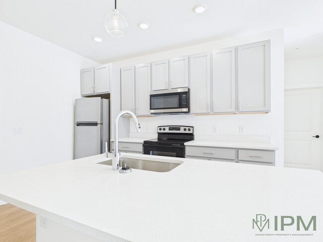 2 Bed / 2 Bath 1136 Sq Ft - Kitchen - 98 Penn Place