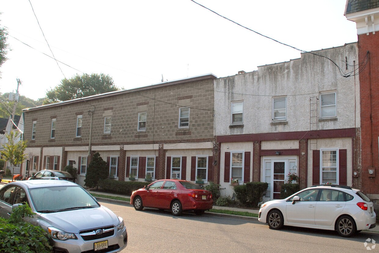 Building Photo - 31 Elm St