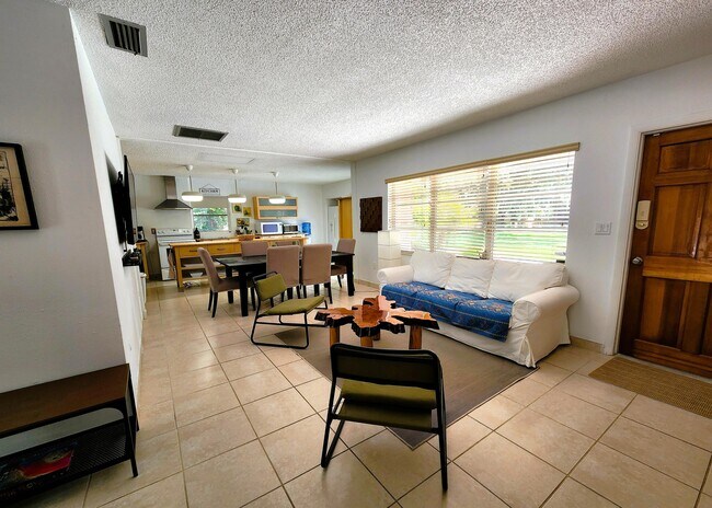 Foto del edificio - 1018 Lake Josephine Dr