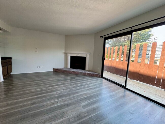 Building Photo - Light and Bright Townhouse-style condo in ...