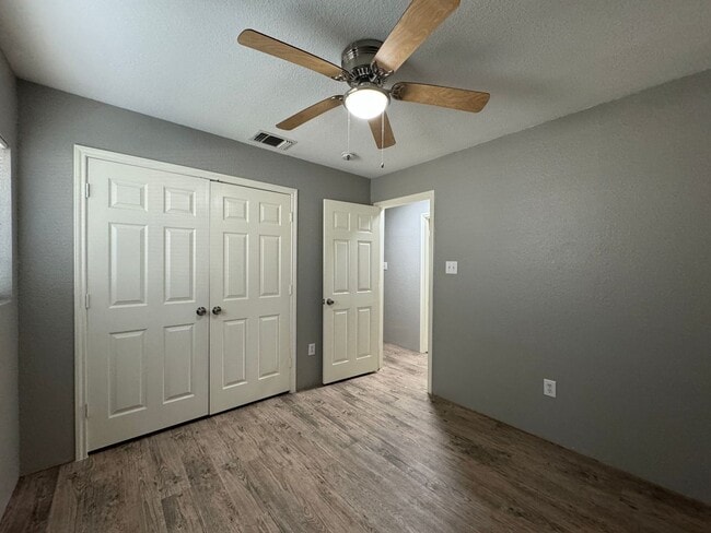 Building Photo - Newly Renovated Duplex in NE San Antonio!