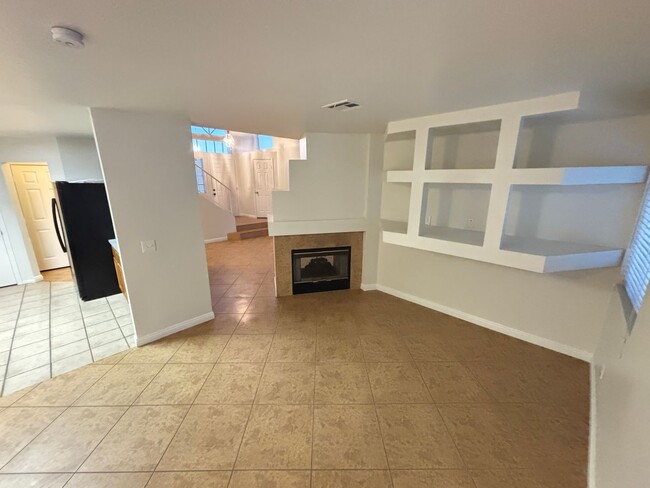 Building Photo - Beautiful and spacious 3 Bedroom / 2.5 Bat...