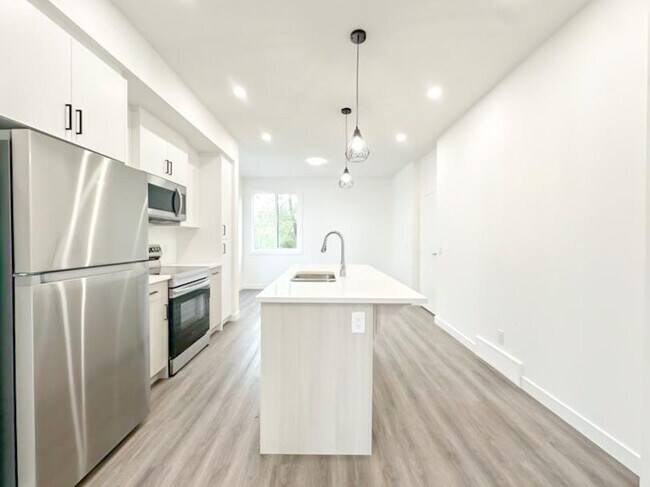 Photo du bâtiment - 3.0 bedroom in Calgary Alberta T2M 2H1