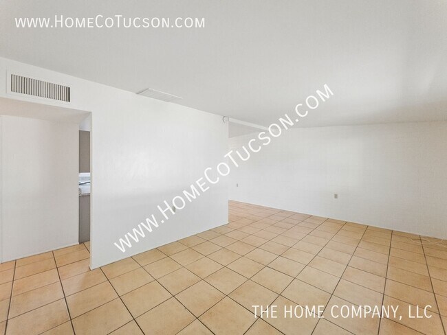Building Photo - 1446 E Iowa Dr