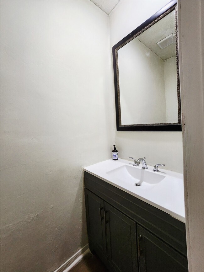 Foto del edificio - 7700 Creekbend Dr