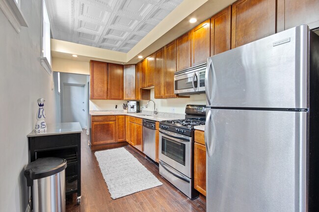 Beautiful eleven foot tin ceilings. - 2328 N Oakley Ave