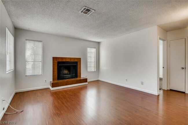 Building Photo - 2755 Jennydiane Dr