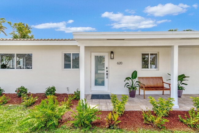Building Photo - 620 Las Palmas Park