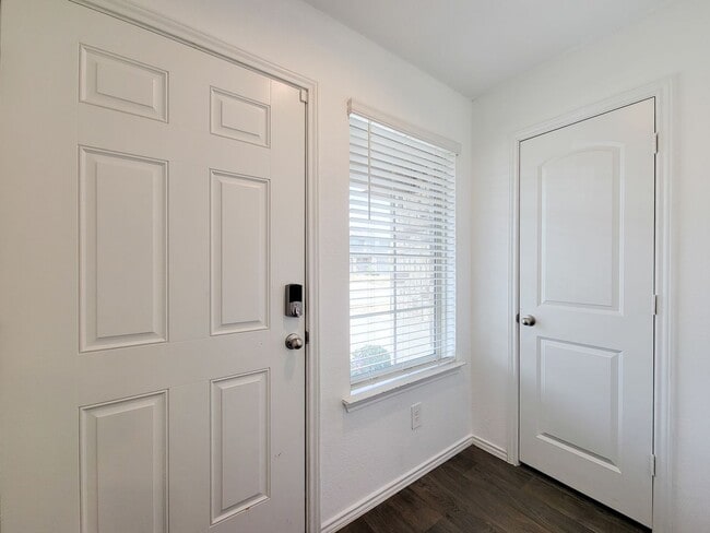 Foto del edificio - Welcome to your next home in the heart of Downtown Cleveland, Texas! This inviting 3-bedroom, 2-b...